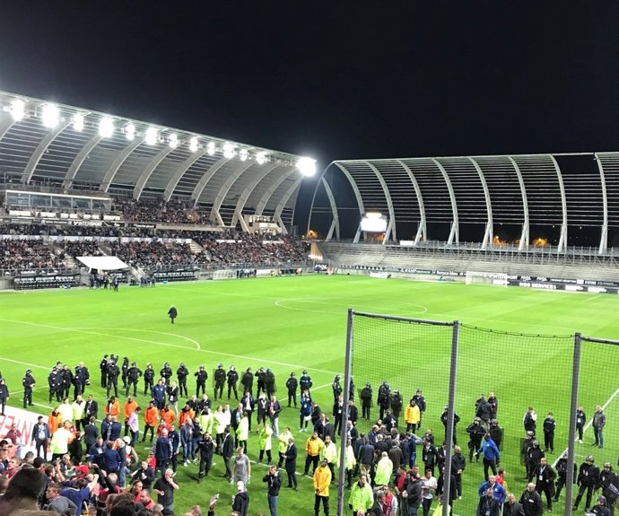 Estadio del Amiens tras el desalojo de aficionados por derrumbe de una valla