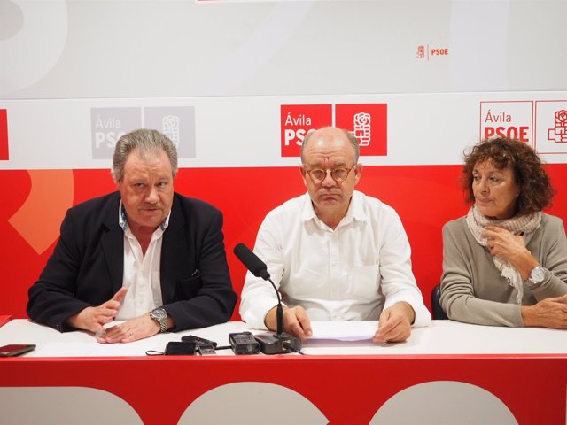 Jesús Caro, en el centro, tras ganar las primarias del PSOE de Ávila