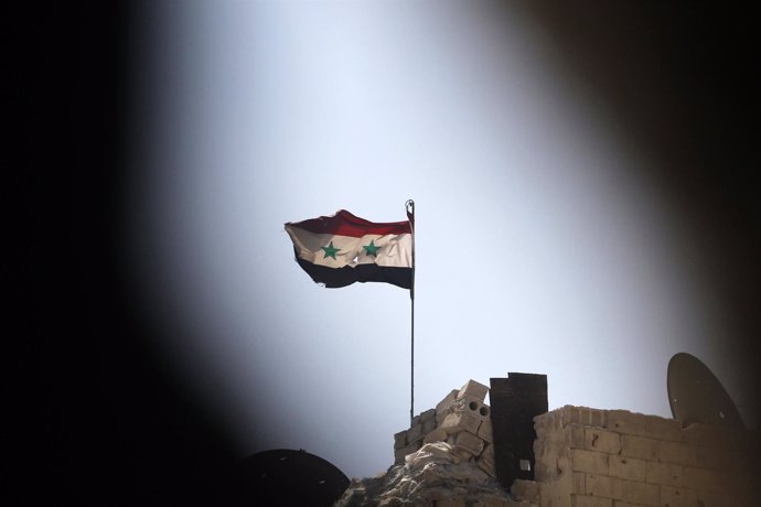 Bandera del gobierno sirio ondea en las posiciones del ejército de Al Assad