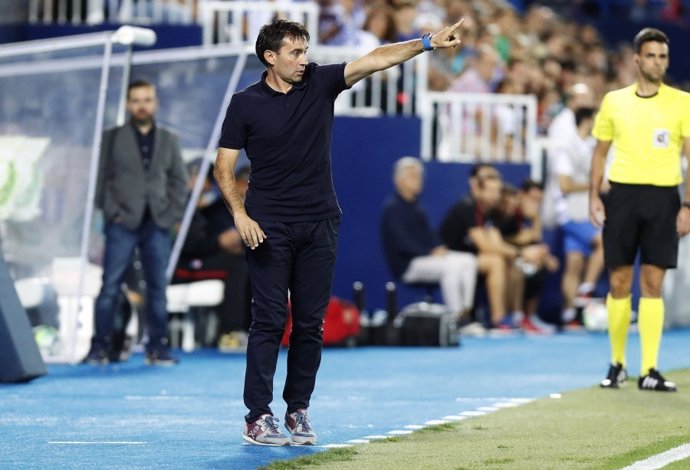 Asier Garitano da instrucciones desde la banda de Butarque