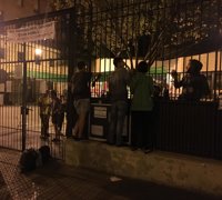 La gente continúa en colegios electorales la madrugada previa al referéndum
