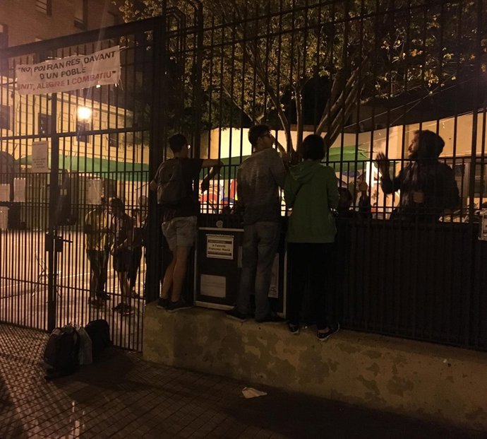 Colegio Francesc Macià (Barcelona, pl.Espanya) la noche previa al 1-O