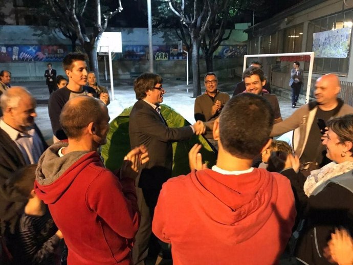 El pte.C.Puigdemont saluda a los que pasan la noche en un colegio antes del 1-O