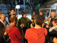 1-O.- Un tractor en el colegio electoral de Carles Puigdemont en Sant Julià de Ramis (Girona)