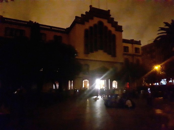 Recinte de l'Escola Industrial durant la nit prèvia a el 1-O