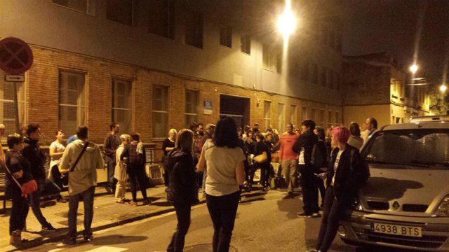 Ciudadanos se acercan a un colegio de Gràcia para celebrar el 1-O