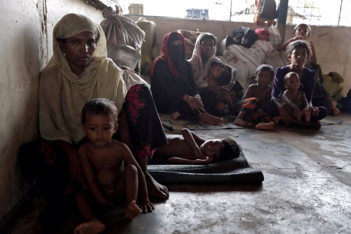 Refugiados rohingya esperan a obtener ayuda en un campamento de Bangladesh