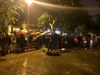 Un centenar de personas espera a las puertas de Palau Robert su apertura