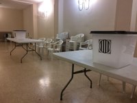 Llegan las urnas a un centro del Clot en Barcelona entre el aplauso de los vecinos