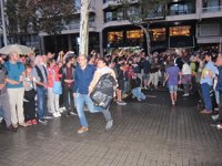 Llegan las urnas a uno de los puntos más grandes de Barcelona protegidas por un cordón de gente