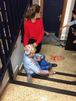 Mujer herida por la entrada de la Policía Nacional en un colegio de Barcelona