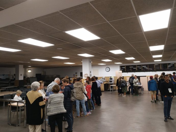 Cues per votar a l'interior de la Conselleria d'Ensenyament