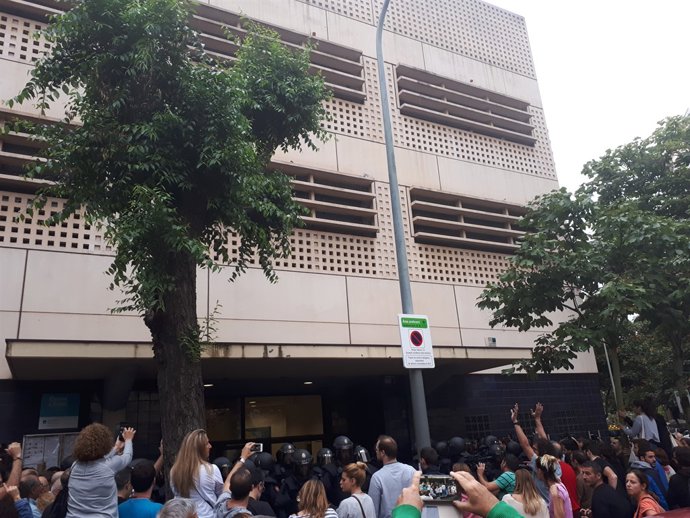 La policia acudeix als col·legis electorals de el 1-O a Barcelona