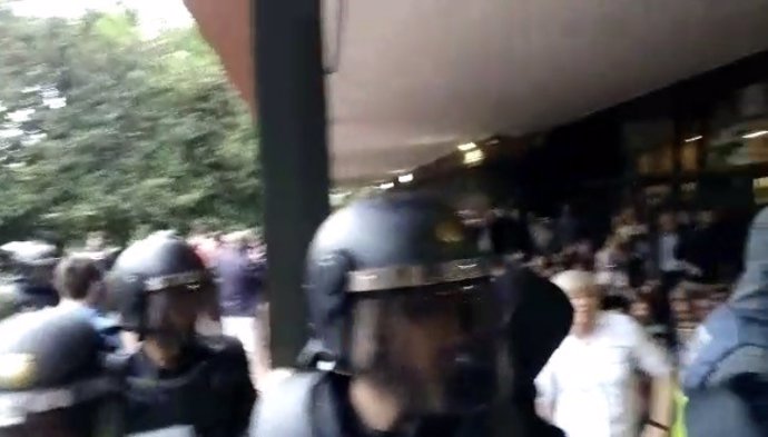 La consellera C.Ponsatí trata de impedir la entrada de Policía el 1-O