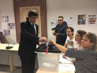 Puigdemont vota en Cornellà de Terri (Girona)