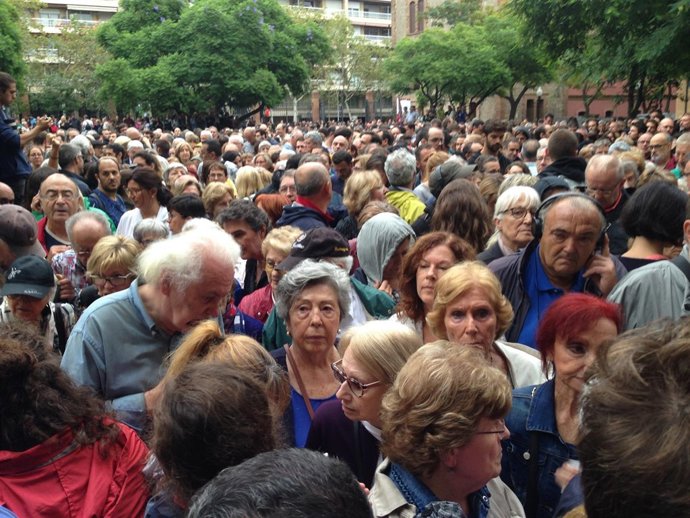 Centenares de personas esperando para votar en la Escola Industrial el 1-O