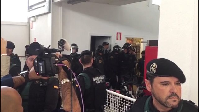 Guardia Civil irrumpe en Girona para recoger las urnas
