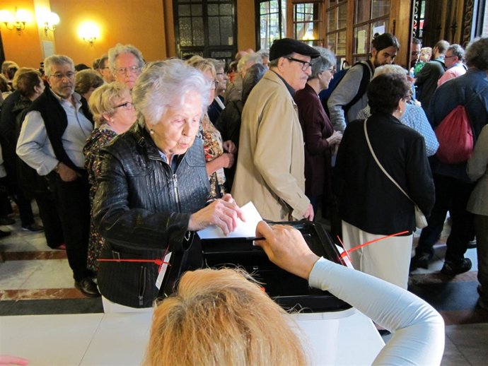 Ciudadanos votan en el recinto de la Escola Industrial                         