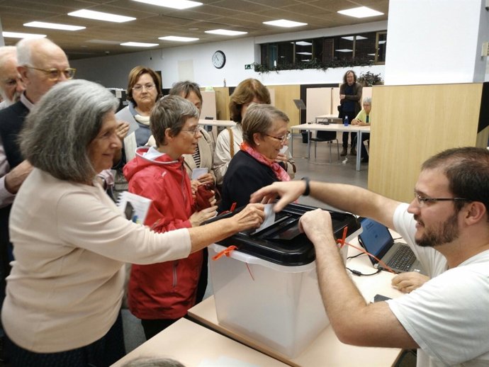 Es reprèn la votació a la Conselleria d'Ensenyament per l'1-O