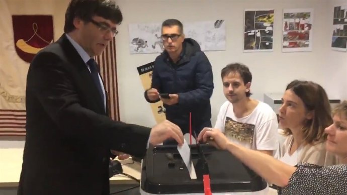 Puigdemont vota a Cornellà de Terri (Girona)