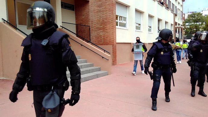 La Policía Nacional requisa urnas de la Escuela Aiguamarina de Barcelona