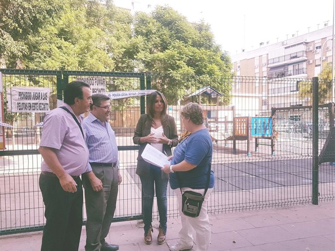 Evelia Rincón (PP) visita un parque infantil precintado