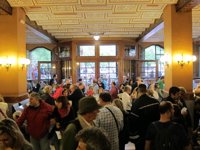 Centenares de votantes en el mayor colegio de Catalunya pese a bloqueos informáticos