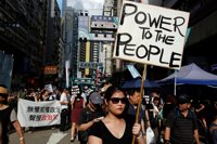 Miles de hongkongeses protestan en el Día Nacional de China ante las detenciones de activistas prodemocráticos