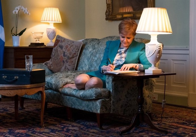 Nicola Sturgeon revisa la carta en la que pide un segundo referéndum