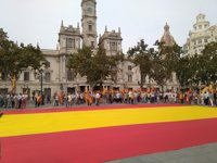 Despliegan una bandera gigante de España en la plaza del Ayuntamiento de València