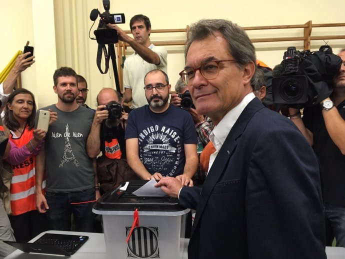 Artur Mas vota en el referéndum del 1-O