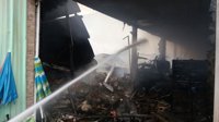 Extinguido el incendio que ha destruido dos naves comerciales de Santiago de Cartes