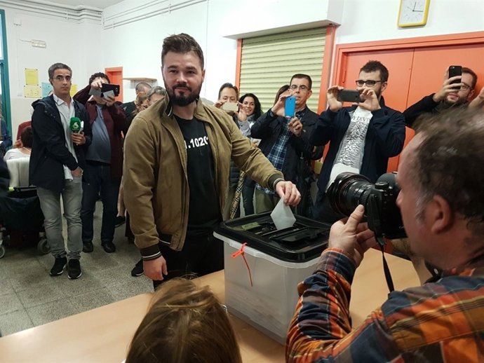  Gabriel Rufián (ERC) vota en el referèndum de el 1-O