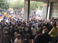 Largas colas para votar en los colegios electorales de Girona