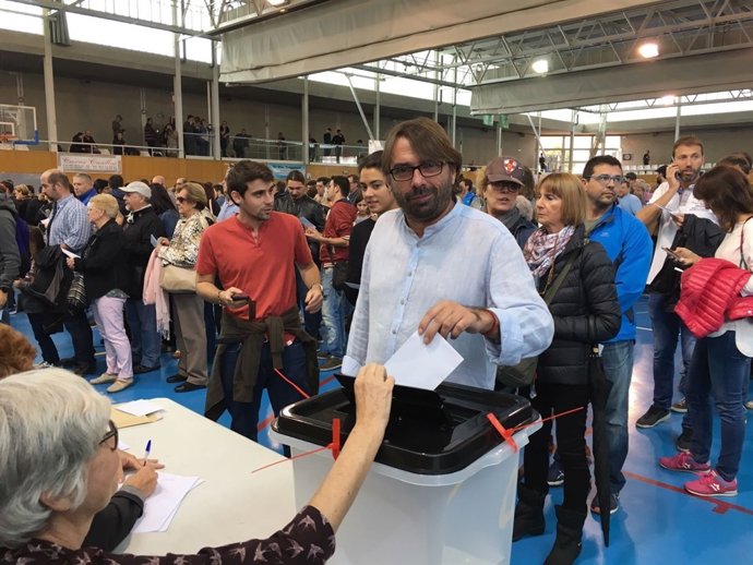 Camil Ros (UGT) vota a Girona per l'1-O