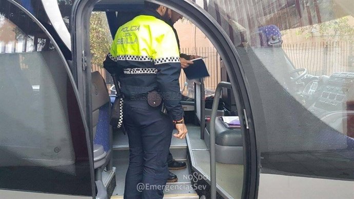 Agentes inmovilizan un autobús escolar