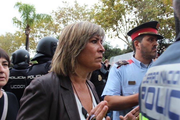L'alcaldessa de L'Hospitalet, Núria Marín, acudeix a un institut per el 1-O