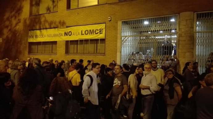 Gente a las puertas de la escuela El Sagrer por el referéndum