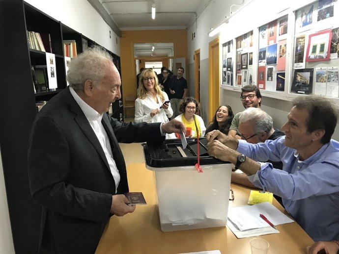Eduard Punset vota en el referèndum de el 1-O