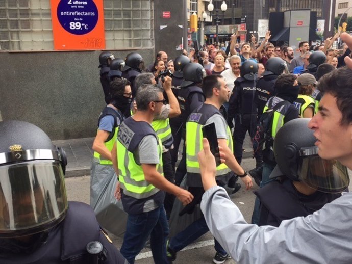 Agentes de la Policía se llevan urnas en Tarragona por el 1-O