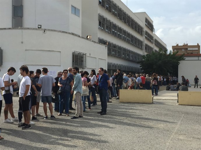Cua per votar en el referèndum en l'INS Antoni de Martí i Franquès