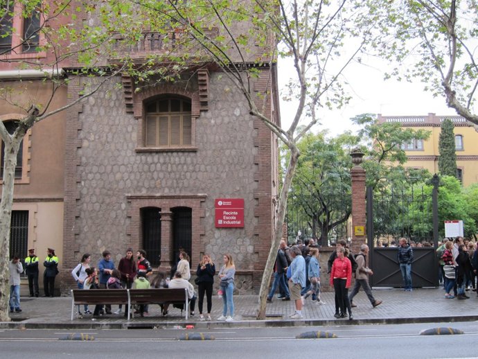 Dos mossos en la porta de l'Escola Industrial a Barcelona