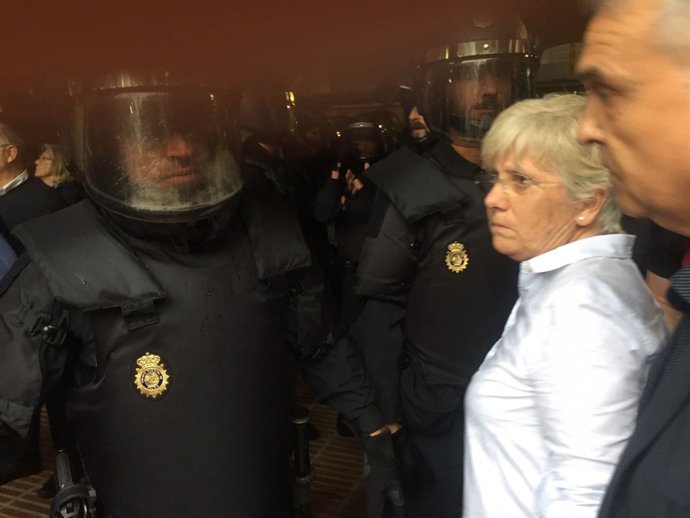 La consellera C.Ponsatí a l'entrada d'agents de la Policia en la Conselleria