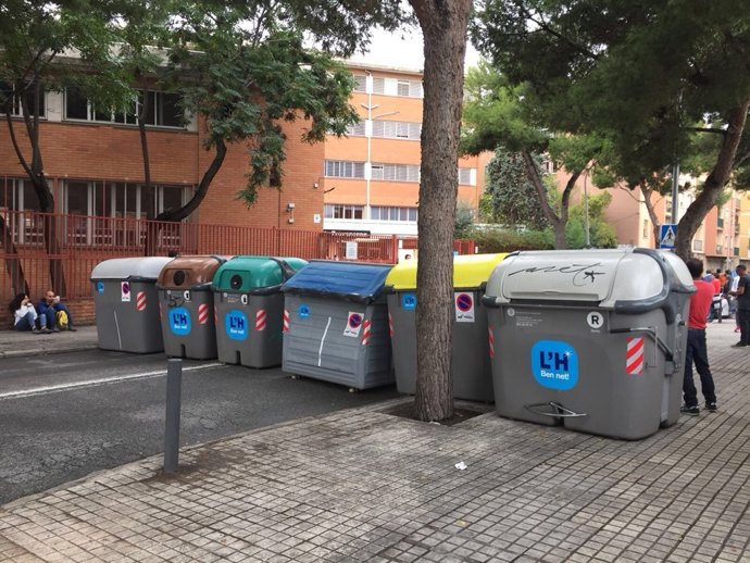 Contenidors per impedir el pas a agents aquest 1-O