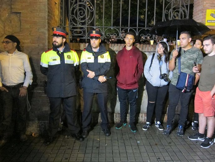 Mossos en l'Escola Industrial de Barcelona                 