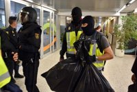 La Generalitat denuncia a Guardia Civil y Policía por "perturbar la paz pública"