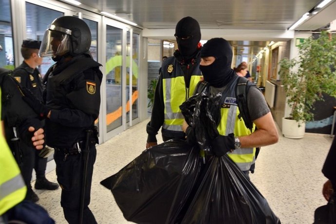 Agents intervenen urnes i paperetes en diferents col·legis de Barcelona