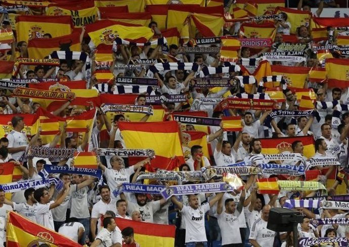 Banderes d'Espanya en el Santiago Bernabéu