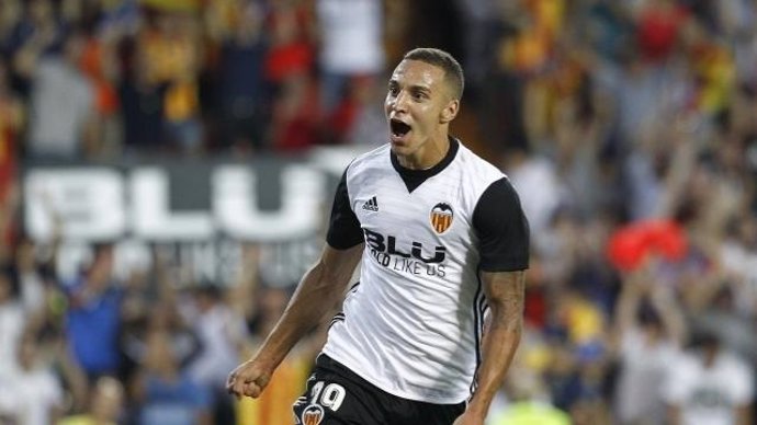 Rodrigo marca un gol con el Valencia