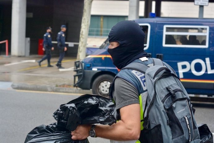 Agents intervenen urnes i paperetes en diferents col·legis de Barcelona